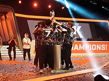 San Francisco Shock tahan 2019 OWL Trophy.jpg