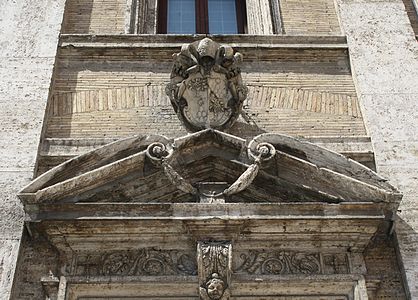 Portalens pediment i fasaden till kyrkan Santa Maria in Trivio.