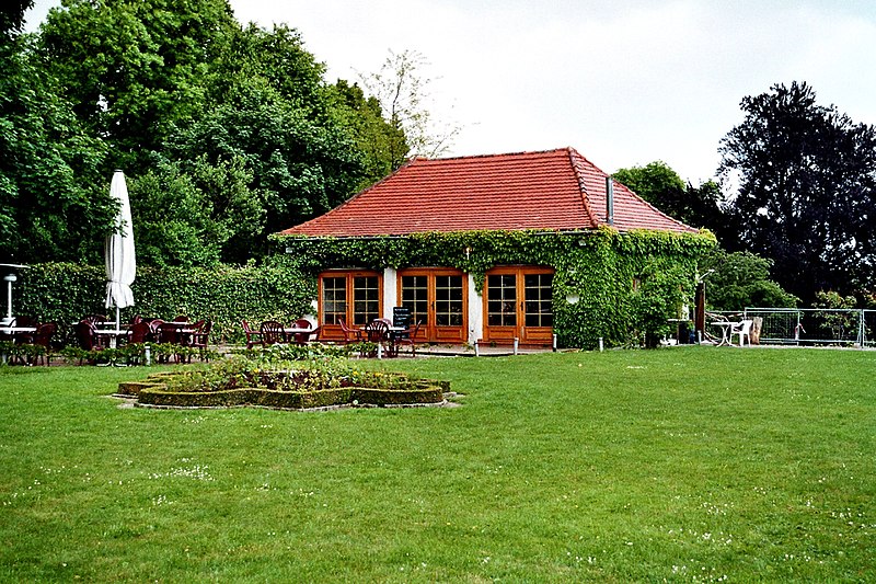 File:Schloss Ettersburg, Pavillon.jpg