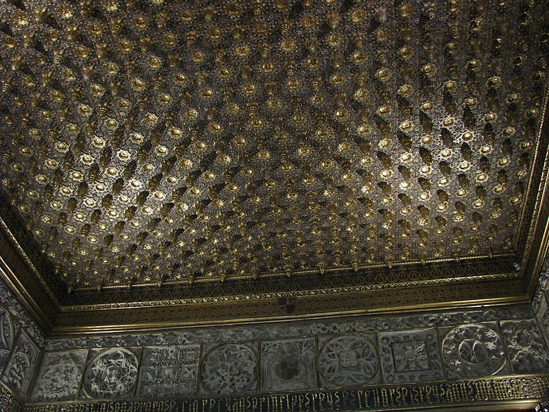 File:Segovia, Alcázar, Sala de las piñas 01.jpg