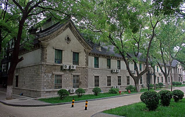 https://upload.wikimedia.org/wikipedia/commons/thumb/5/55/Shandong_university_foreign_students_apt_2009_07.jpg/640px-Shandong_university_foreign_students_apt_2009_07.jpg