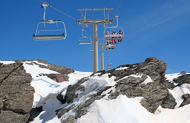 A chairlift in Sierra Nevada Ski Station