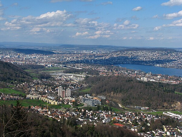 Sihl valley to the northwest, Adliswil, Zürich-Leimbach, inner city, Käferberg (to the left) and Zürichberg, and Limmat Valley, as seen from Felsenegg