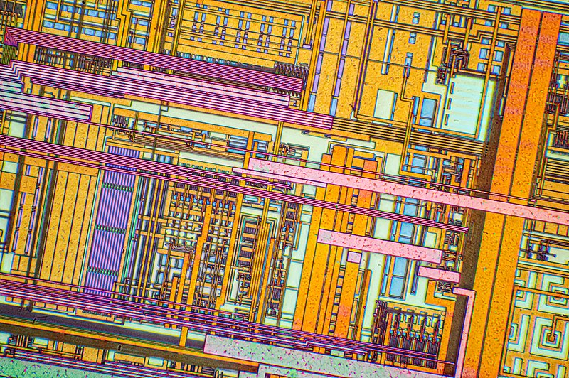 File:Silicon chip from a computer laser mouse under a microscope 50х.jpg
