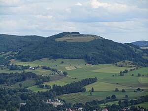 View from Wachtküppel southeast to the Simmelsberg;  in front houses from Gersfeld, in the middle right the woodless Rodenbacher Küppel with houses in Rodenbach, in the middle left the Dammelhof