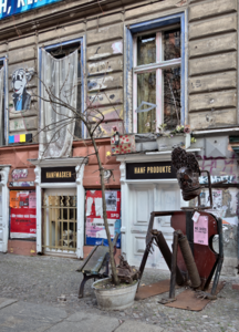 Art in front of the Tuntenhaus [de], Kastanienallee 85