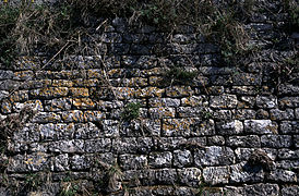 Mur de soutènement en assises de moellons ébauchés à Sivergues (Vaucluse).