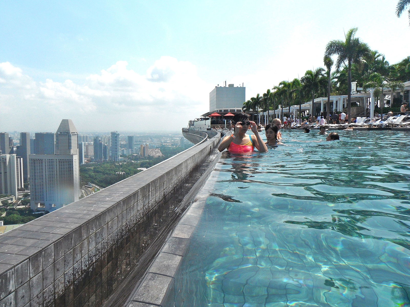 Бассейн сингапуре крыше