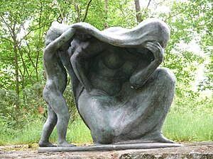 Sorg. Skulptur i brons på S:t Jörgens kyrkogård i Varberg