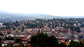 St. Gallen, Rosenberg aus dem Süden von der Bernegg aus gesehen. Mitte links die Lokremise, in der Mitte die Fachhochschule.