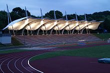 Die beleuchtete Tribüne des Gladbecker Stadions