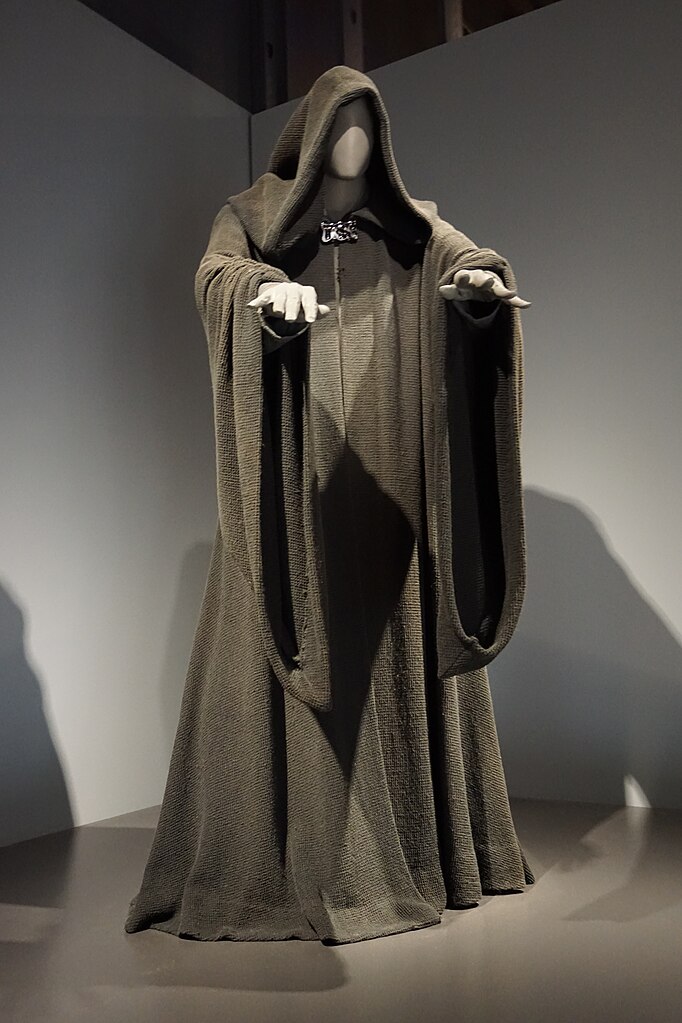 Fichier:Star Wars and the Power of Costume July 2018 03 (Emperor Palpatine's  Sith robes from Episode VI).jpg — Wikipédia