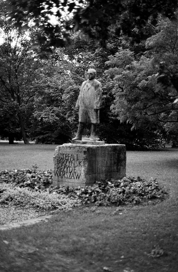 Monument to Stefan Starzyński in Warsaw's Saxon Garden.