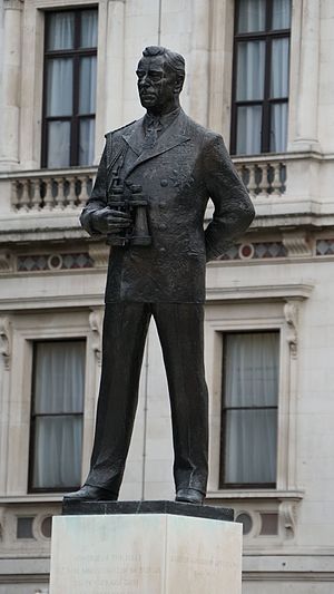 Статуя лорда Маунтбеттена (29378962570) (обрезано) .jpg