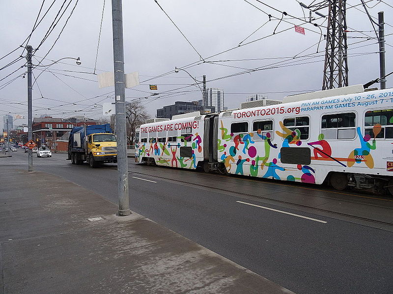 File:Streetcars on the Queen Street bridge over the Don River, 2014 12 03 (33) (15755920668).jpg