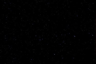 Streulicht vollständig eliminiert: das gesamte Streulicht wurde auf schwarz gesetzt, die lichtschwache und flächenhafte Galaxie Messier 101 ist jedoch ebenfalls nicht mehr sichtbar.