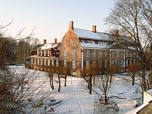 Vista de costado del palacete de Svanholm durante febrero de 2005