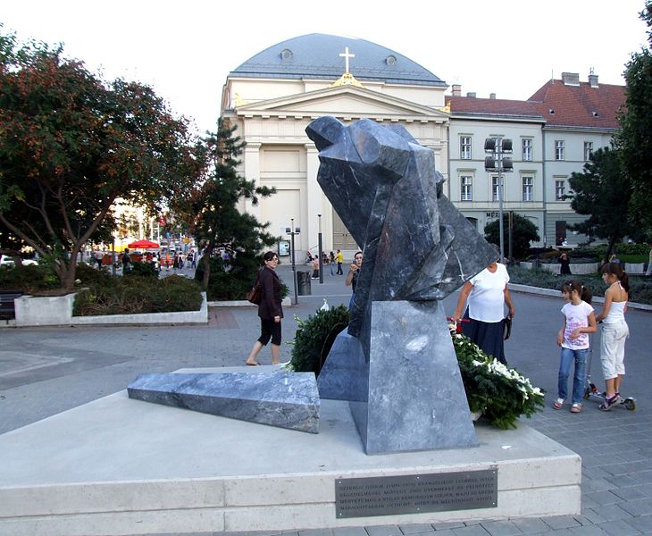 File:Szethlo Gábor szobra Budapest Deák tér III.JPG