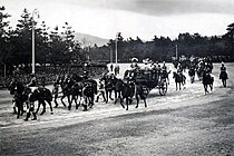 1915年（大正4年）の即位の礼における鳳凰車。 この時点では座馭式だが、御者台のほか、先頭の1頭にも騎乗御者（英語版）がいる。