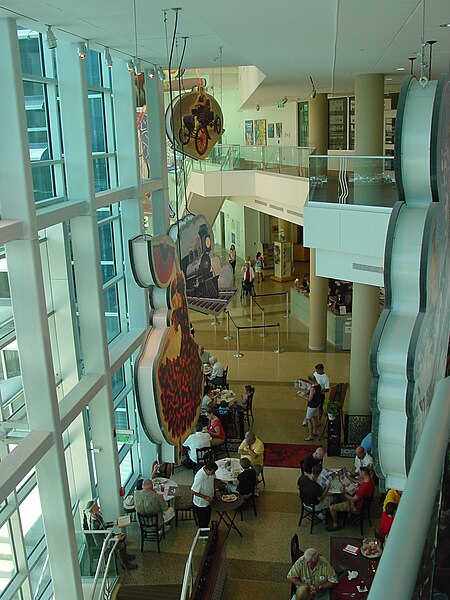 File:Tampa Bay History Center - View of Lykes Atrium as seen from above Columbia Cafe.jpg