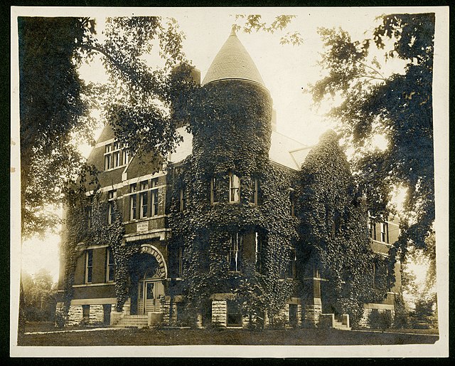 Taylorville High School in 1913