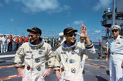 A sikeres repülés végén Gordon (balra) és Conrad (jobbra) a USS Guam fedélzetén
