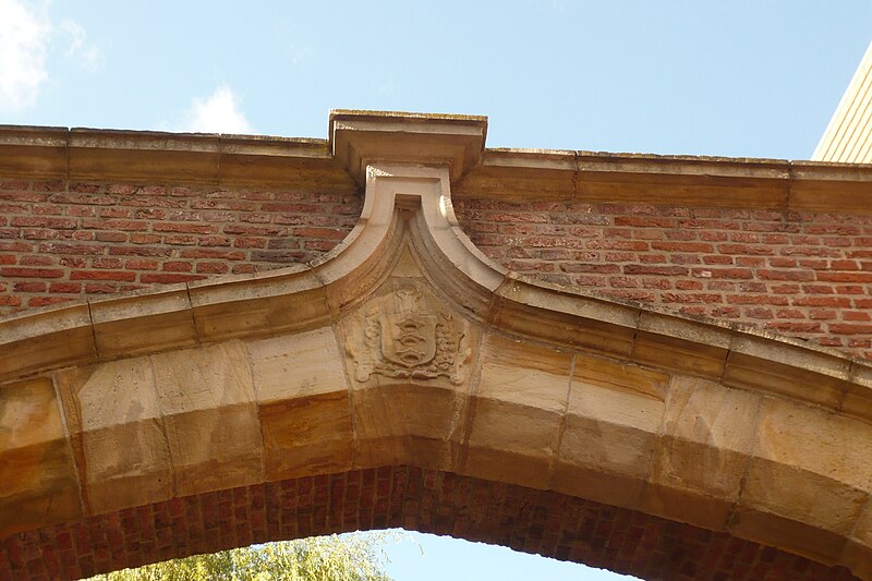 File:Three crowns - heraldic shield of St. Elisabeth Gasthuis Haarlem, Gasthuispoort Kleine Houtstraat.JPG