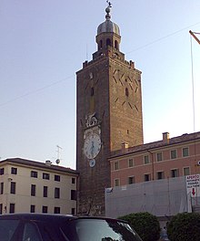 La torre est della cinta muraria.
