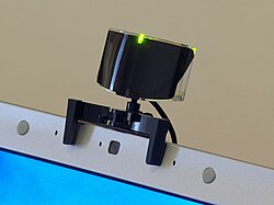TrackIR-kamera kiinnitettynä kannettavan tietokoneen näyttöön.