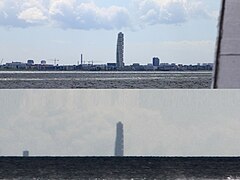 Comparación del edificio Turning Torso a ocultado por el mar Báltico debido a la curvatura de la Tierra visto a 36 km.