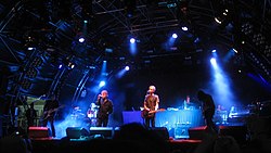 Unkle esiintymässä Lontoossa, Englannissa vuonna 2008.