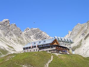 Cabane d'Ulmer avec téléphérique de Valluga et antennes de télécommunication