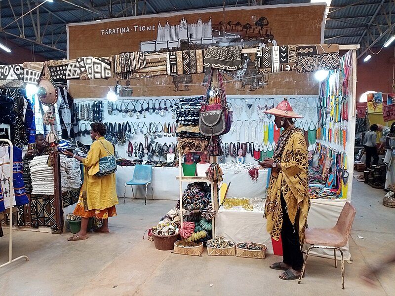 File:Un vendeur d'articles lors du Salon International de l'Artisanat de Ouagadougou (SIAO 2023).jpg