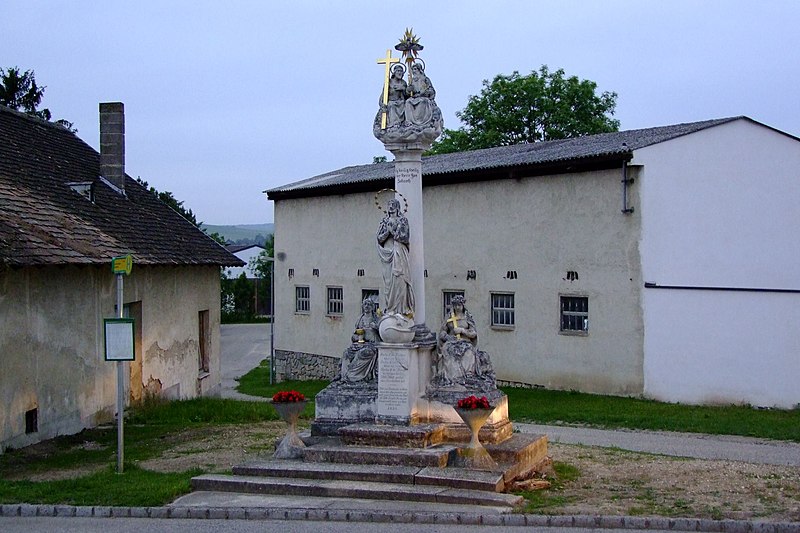 File:Untermallebarn Dreifaltigkeitssäule.jpg