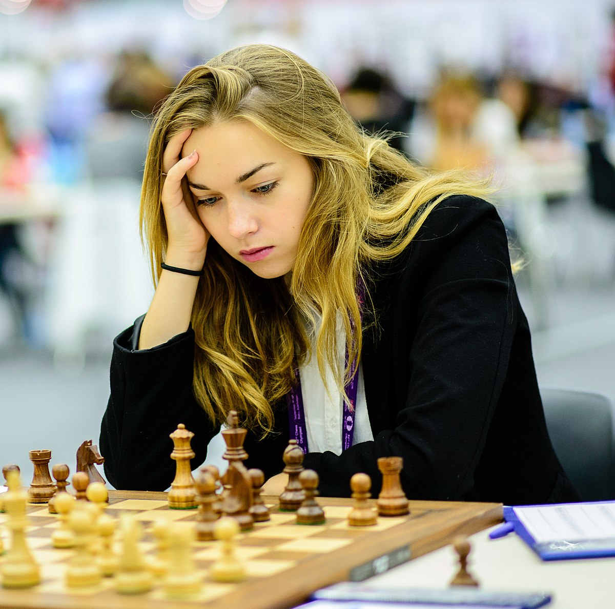Classify Laura Unuk Slovenian chess player.