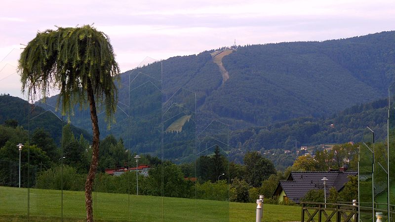 File:Ustroń - widok na Czantorie - panoramio.jpg