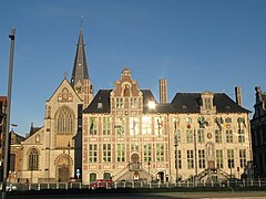L'église Saint-Nicolas et la Grand-Place, la plus grande de Belgique (3,19 ha).
