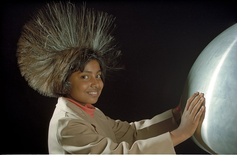 File:Van de Graaff Generator - Science City - Calcutta 1997 444.JPG