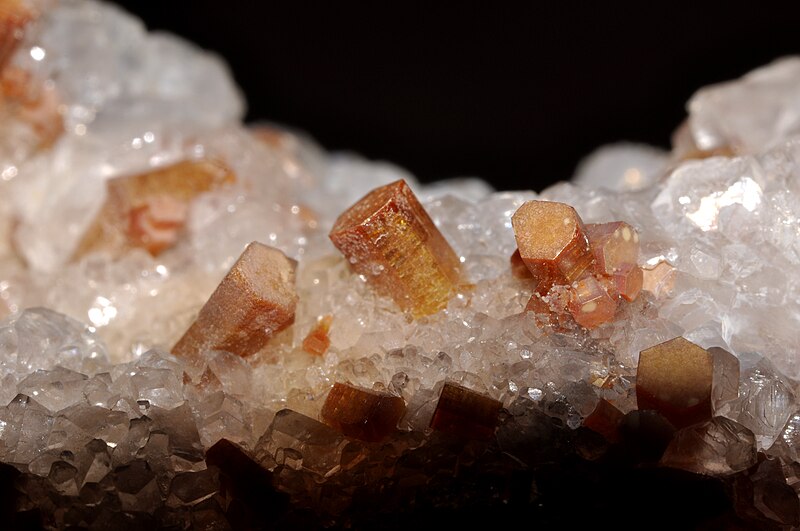 File:Vanadinite, calcite 3.jpg