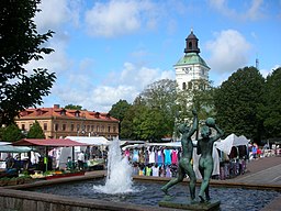 Varbergs torg med kyrkan i bakgrunden.