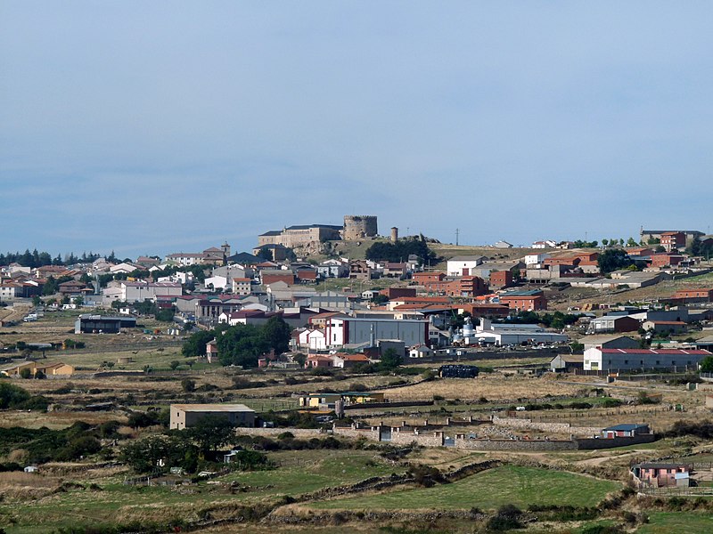 File:View of Las Navas del Marqués.jpg