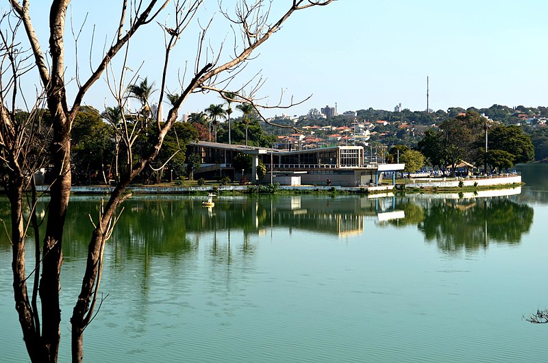 File:Vista do Museu da Arte da Pampulha para a Lagoa da Pampulha e o Iate Club de Pampulha.jpg