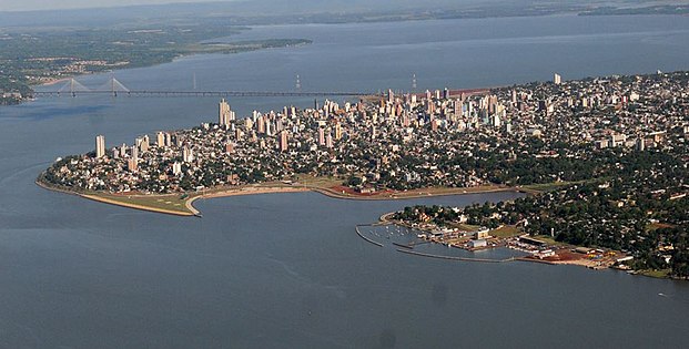 Vue aérienne de Posadas en 2014. On voit bien que la ville est littéralement encerclée par lac de retenue du barrage de Yacyretá.