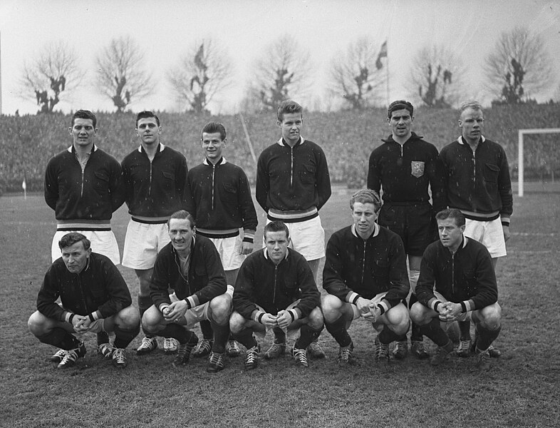 File:Voetbalmatch Duitsland tegen Nederland 2-1 te Dusseldorf Nederlands elftal, Bestanddeelnr 907-6428.jpg