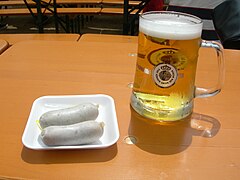 Saucisses blanches et chope d'un litre de bière.