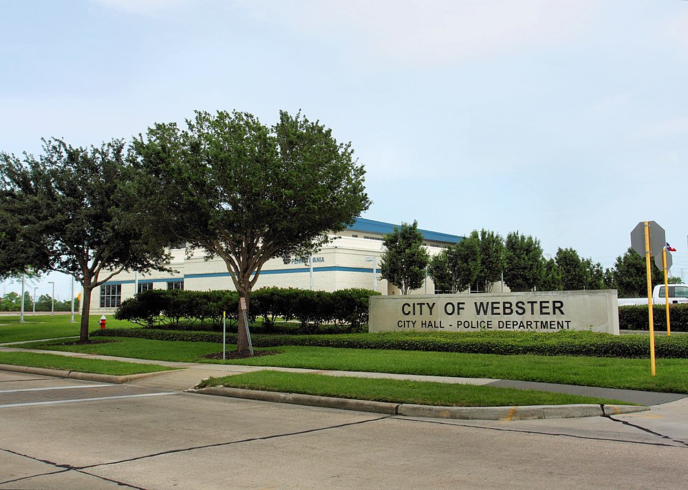The population of Webster in Texas is 10400