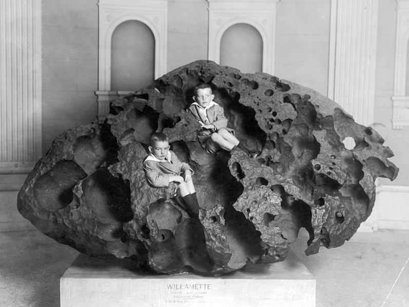 File:Willamette Meteorite, AMNH, New York Times, 1911.JPG