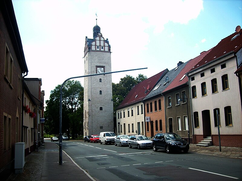 File:ZörbigHallTurm.jpg