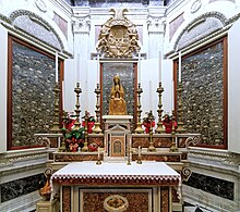 Chapel of the Martyrs "Ein Gesamtkunstwerk aus 10 Millionen Mosaiksteinen bedeckt die Bodenflachen der Kathedrale" 06.jpg