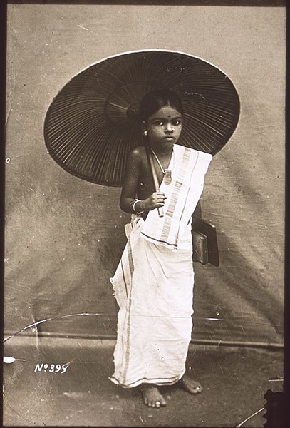 File:"Nayermädchen Malabar." "Nayer girl in Malabar." "മലബാറിലെ നായർ പെൺകുട്ടി".jpg